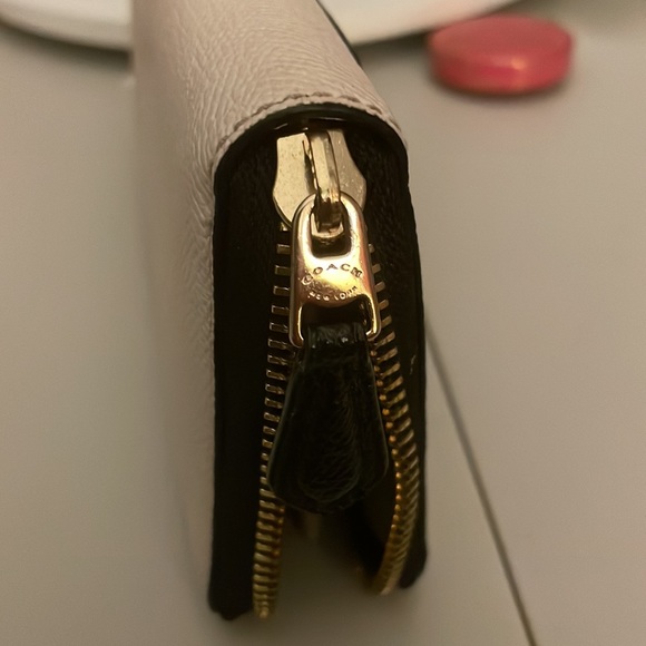 Coach “New York” Cream and Tan Leather Zip-around Wallet - Picture 6 of 6